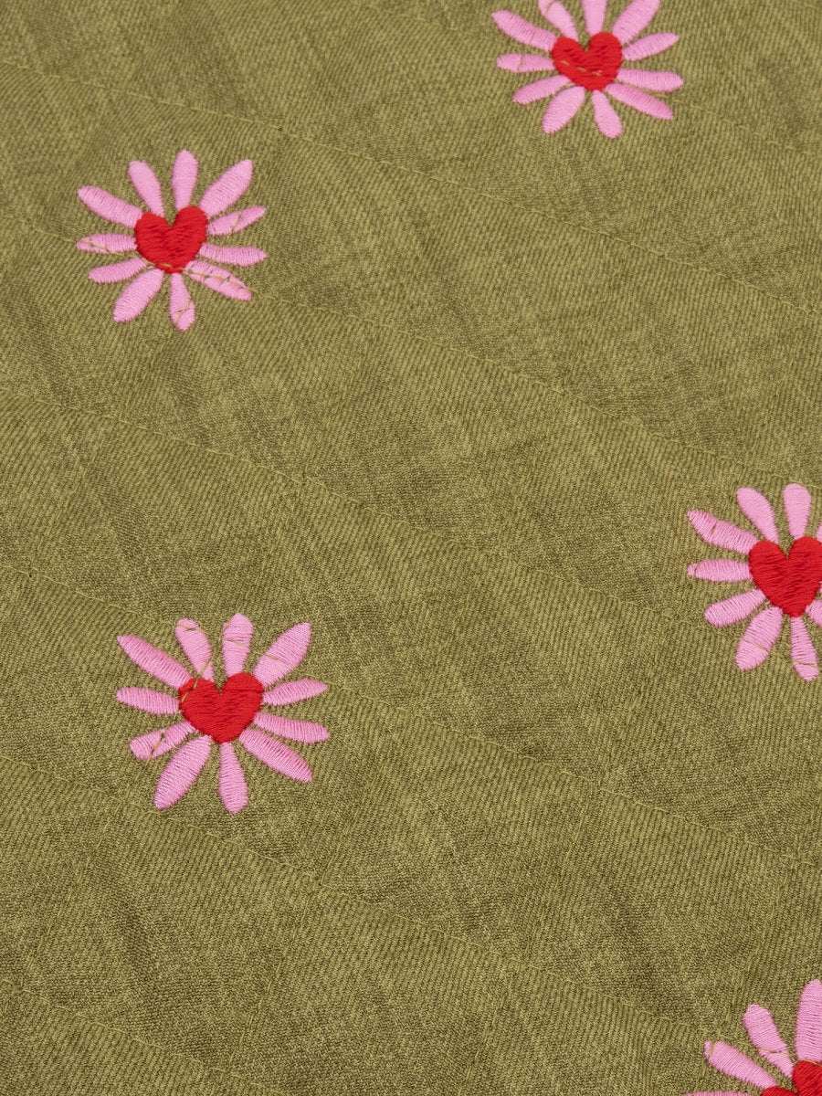 Close up van het robylin jacket van ydence in een groene kleur met rode en roze hartjes.