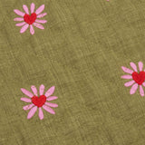 Close up van het robylin jacket van ydence in een groene kleur met rode en roze hartjes.