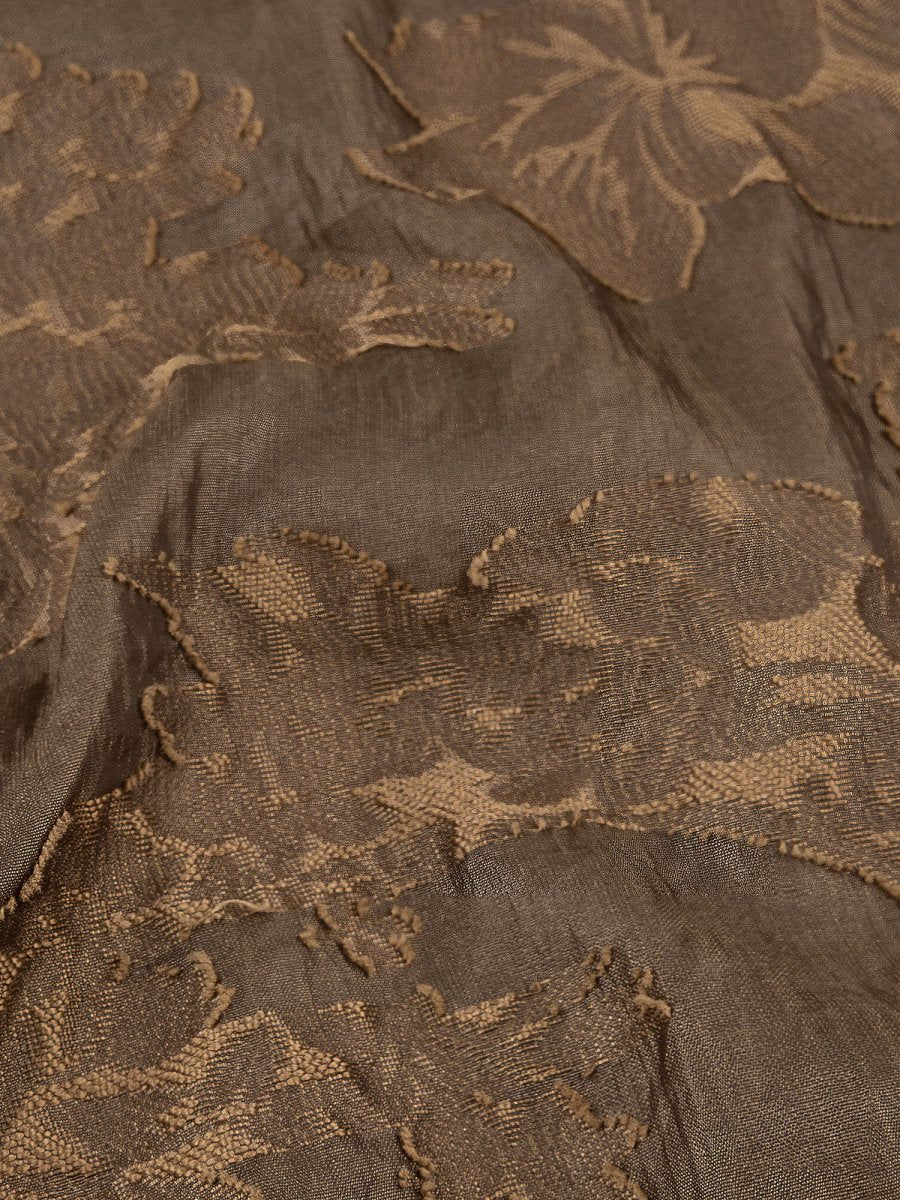Koffiebruine jacquard blouse met pofmouwen Ydence Donna – detail van de stof | Jo&Co Club