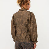 Model in koffiebruine jacquard blouse met pofmouwen Ydence Donna | Jo&Co Club