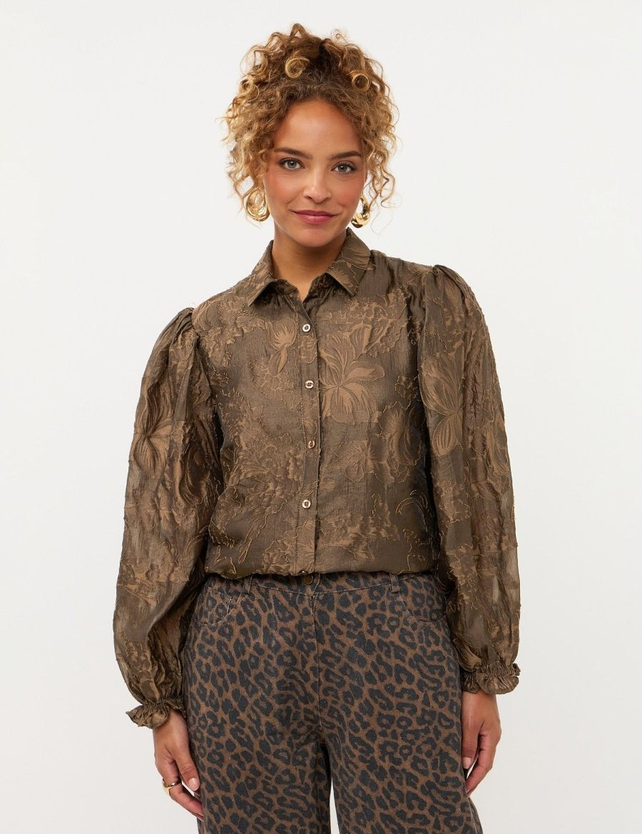 Model in koffiebruine jacquard blouse met pofmouwen Ydence Donna | Jo&Co Club