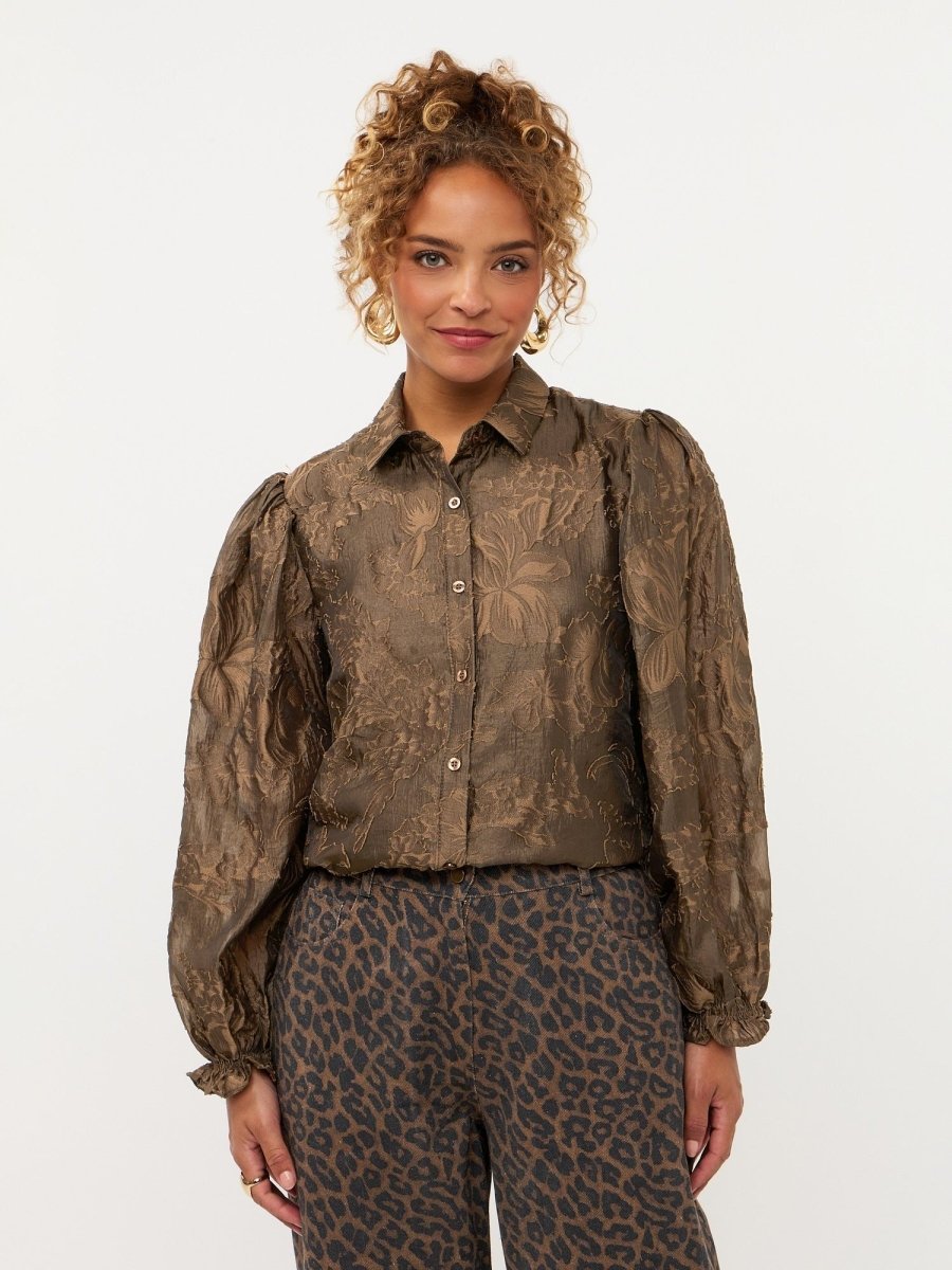 Model in koffiebruine jacquard blouse met pofmouwen Ydence Donna | Jo&Co Club