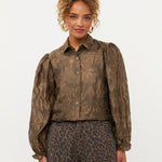 Model in koffiebruine jacquard blouse met pofmouwen Ydence Donna | Jo&Co Club