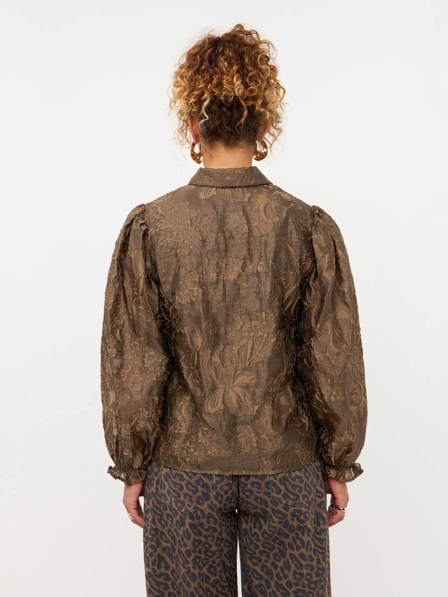 Model in koffiebruine jacquard blouse met pofmouwen Ydence Donna | Jo&Co Club