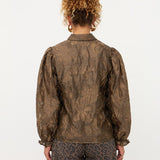 Model in koffiebruine jacquard blouse met pofmouwen Ydence Donna | Jo&Co Club