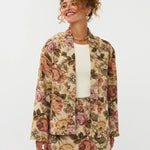 Model draagt de violette skort met bloemen print en de penny kimono als co-ord set.