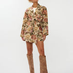 Model draagt de violette skort met bloemen print en de penny kimono als co-ord set.
