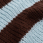 Detailopname van de stof van een gebreide trui in lichtblauw | Ydence Brianna | Jo&Co Club