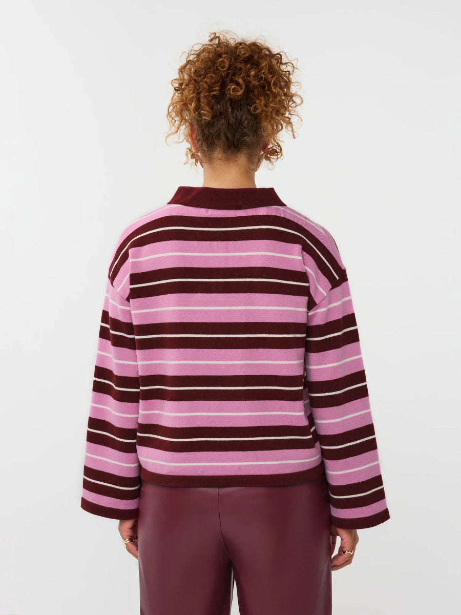 model draagt de ydence knitted top balou mer rode, roze en witte strepen en een klassieke kraag.