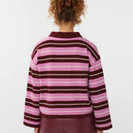 model draagt de ydence knitted top balou mer rode, roze en witte strepen en een klassieke kraag.