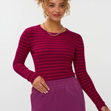 Model draagt de ydence knitted top devina met fuchsia en rode strepen.
