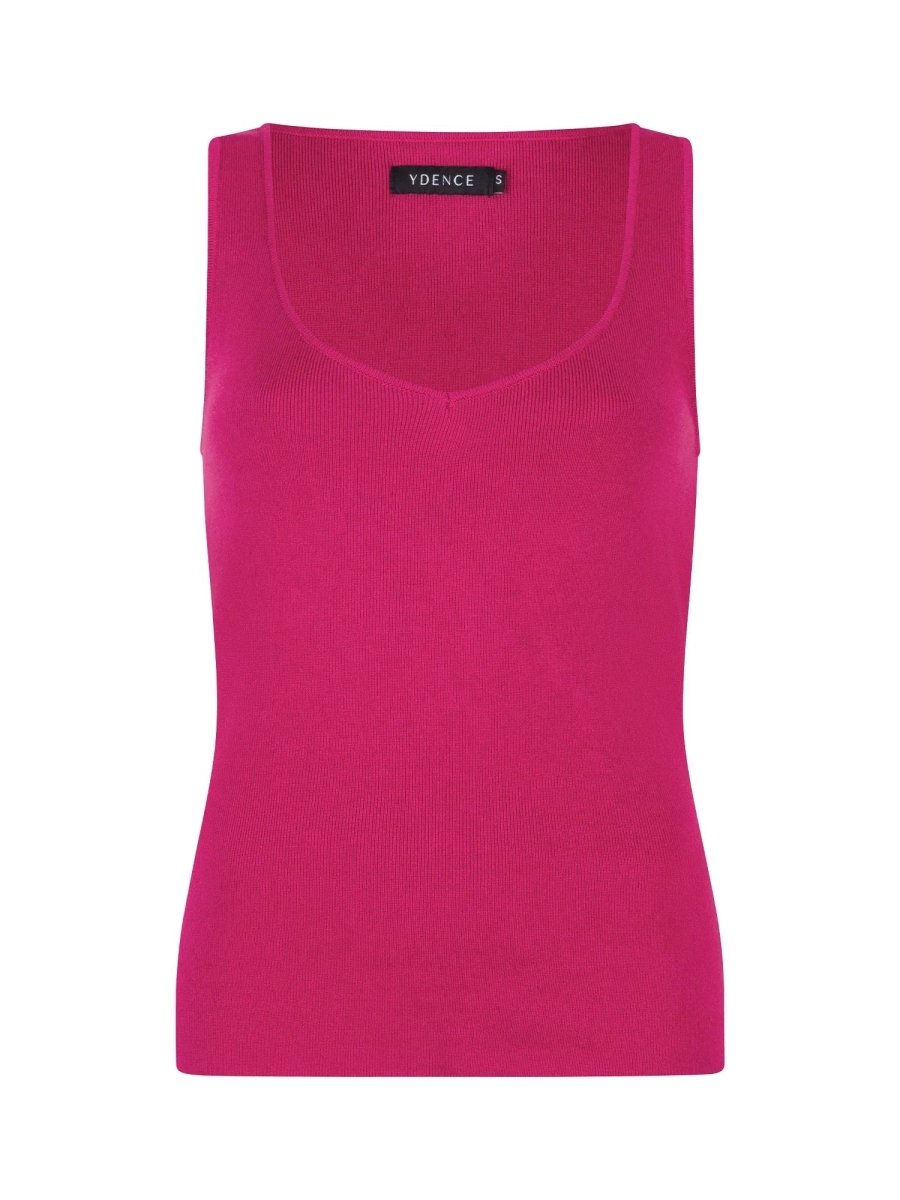Fuchsia knitted top Lenny van Ydence met V-hals en aangesloten pasvorm – zomerse basic.