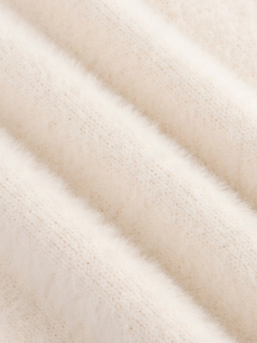 Detailopname van de stof van een gebreide top in ecru | Ydence Mary | Jo&Co Club