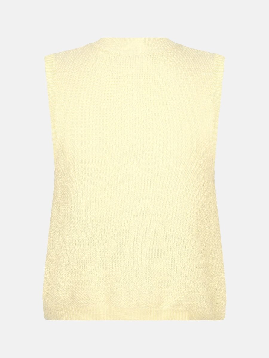 Een vrijstaande foto van een mouwloos, gebreid gilet in een lichte, pastelgele kleur | Ydence Mona | Jo&Co Club