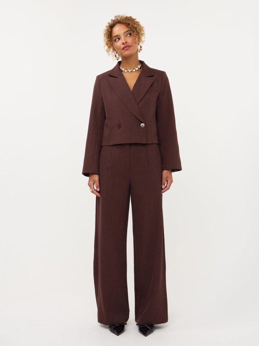 Model in korte blazer Ydence Ayla in roodbruin | Jo&Co Club