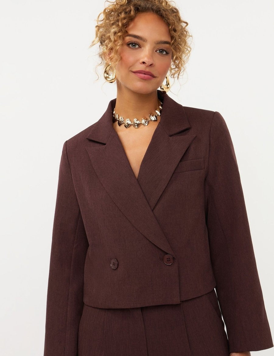 Model in korte blazer Ydence Ayla in roodbruin | Jo&Co Club