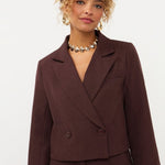 Model in korte blazer Ydence Ayla in roodbruin | Jo&Co Club