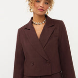 Model in korte blazer Ydence Ayla in roodbruin | Jo&Co Club