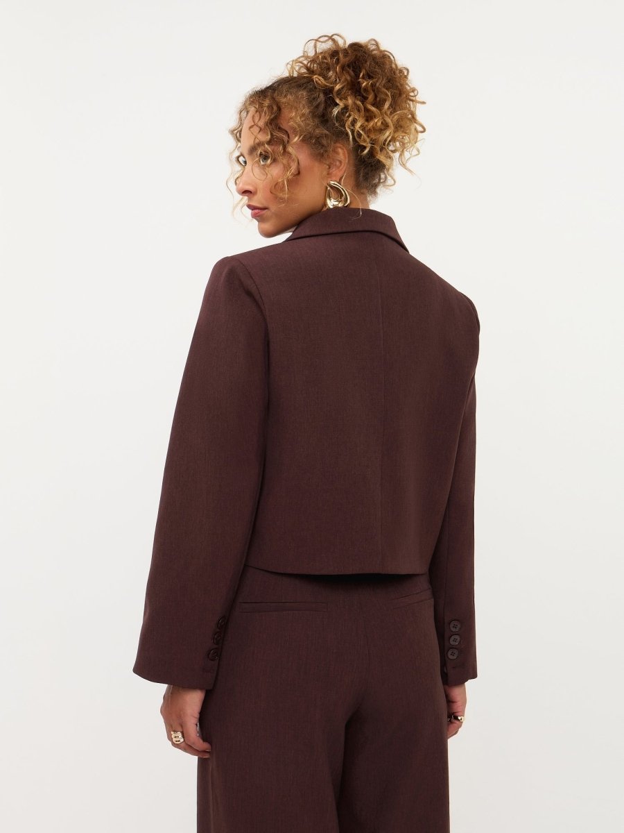 Model in korte blazer Ydence Ayla in roodbruin | Jo&Co Club