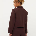 Model in korte blazer Ydence Ayla in roodbruin | Jo&Co Club