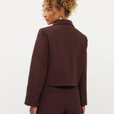 Model in korte blazer Ydence Ayla in roodbruin | Jo&Co Club