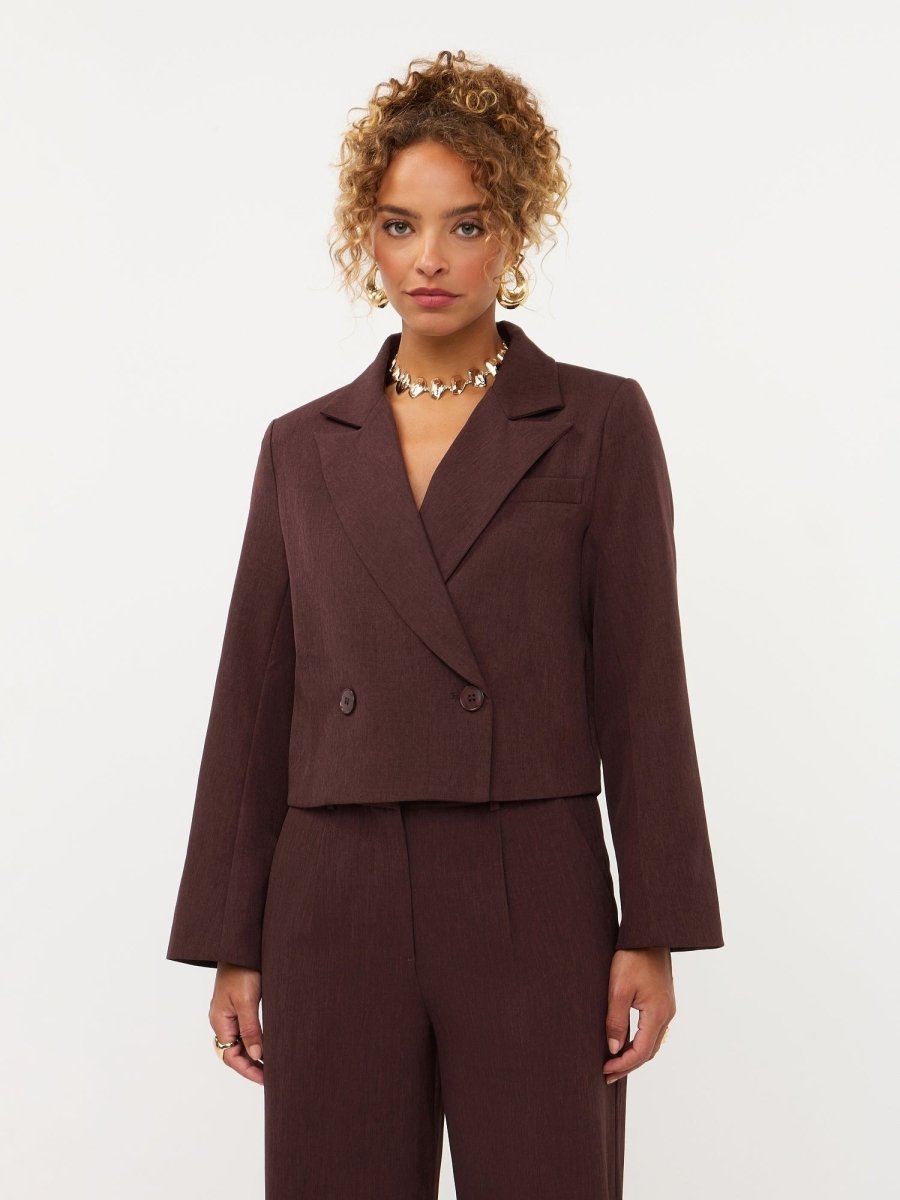 Model in korte blazer Ydence Ayla in roodbruin | Jo&Co Club