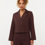 Model in korte blazer Ydence Ayla in roodbruin | Jo&Co Club
