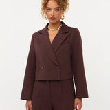Model in korte blazer Ydence Ayla in roodbruin | Jo&Co Club