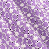 Detail van broderiestof met witte bloemen op lila achtergrond van de Larissa short.