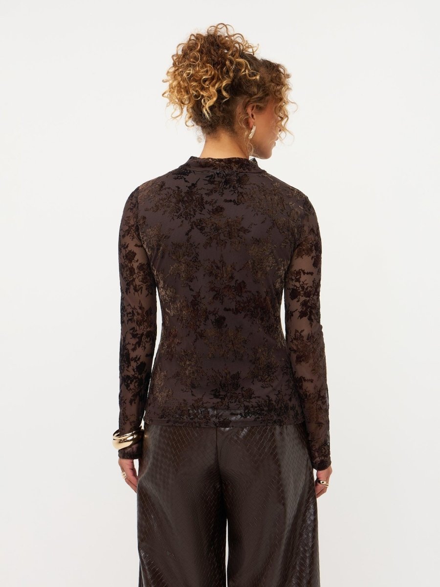 Model in bruine mesh top met fluwelen bloemen Ydence Brandy | Jo&Co Club