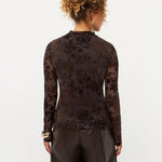 Model in bruine mesh top met fluwelen bloemen Ydence Brandy | Jo&Co Club
