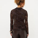 Model in bruine mesh top met fluwelen bloemen Ydence Brandy | Jo&Co Club