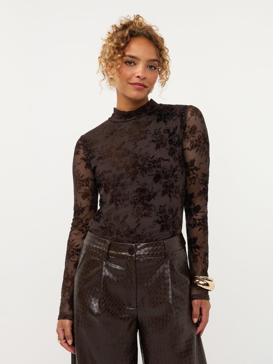 Model in bruine mesh top met fluwelen bloemen Ydence Brandy | Jo&Co Club