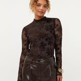 Model in bruine mesh top met fluwelen bloemen Ydence Brandy | Jo&Co Club