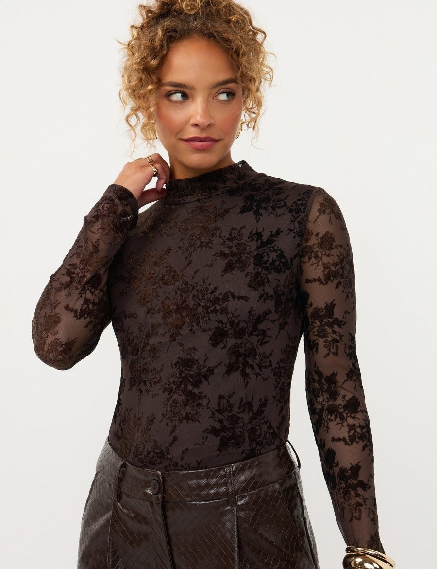 Model in bruine mesh top met fluwelen bloemen Ydence Brandy | Jo&Co Club