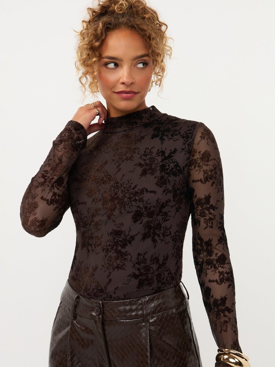 Model in bruine mesh top met fluwelen bloemen Ydence Brandy | Jo&Co Club