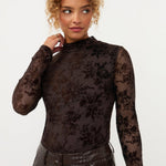 Model in bruine mesh top met fluwelen bloemen Ydence Brandy | Jo&Co Club
