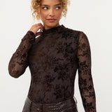 Model in bruine mesh top met fluwelen bloemen Ydence Brandy | Jo&Co Club