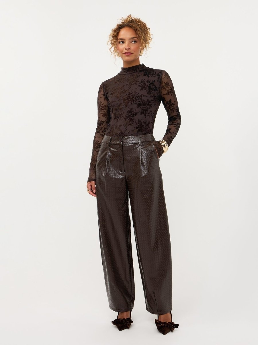 Model in bruine mesh top met fluwelen bloemen Ydence Brandy | Jo&Co Club