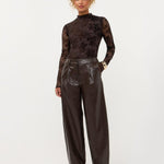 Model in bruine mesh top met fluwelen bloemen Ydence Brandy | Jo&Co Club