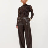 Model in bruine mesh top met fluwelen bloemen Ydence Brandy | Jo&Co Club