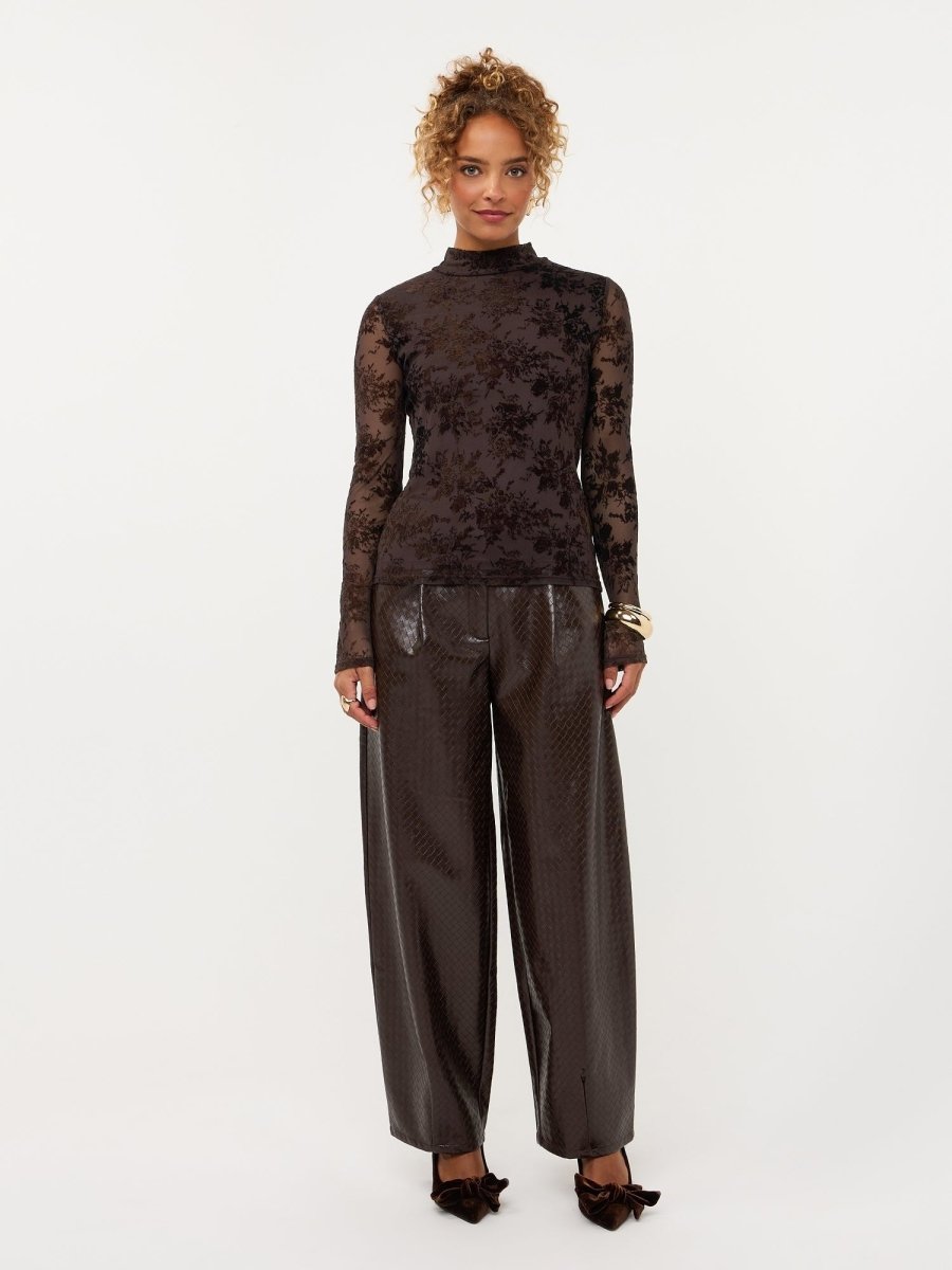 Model in bruine mesh top met fluwelen bloemen Ydence Brandy | Jo&Co Club