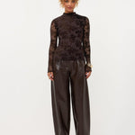Model in bruine mesh top met fluwelen bloemen Ydence Brandy | Jo&Co Club