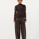 Model in bruine mesh top met fluwelen bloemen Ydence Brandy | Jo&Co Club