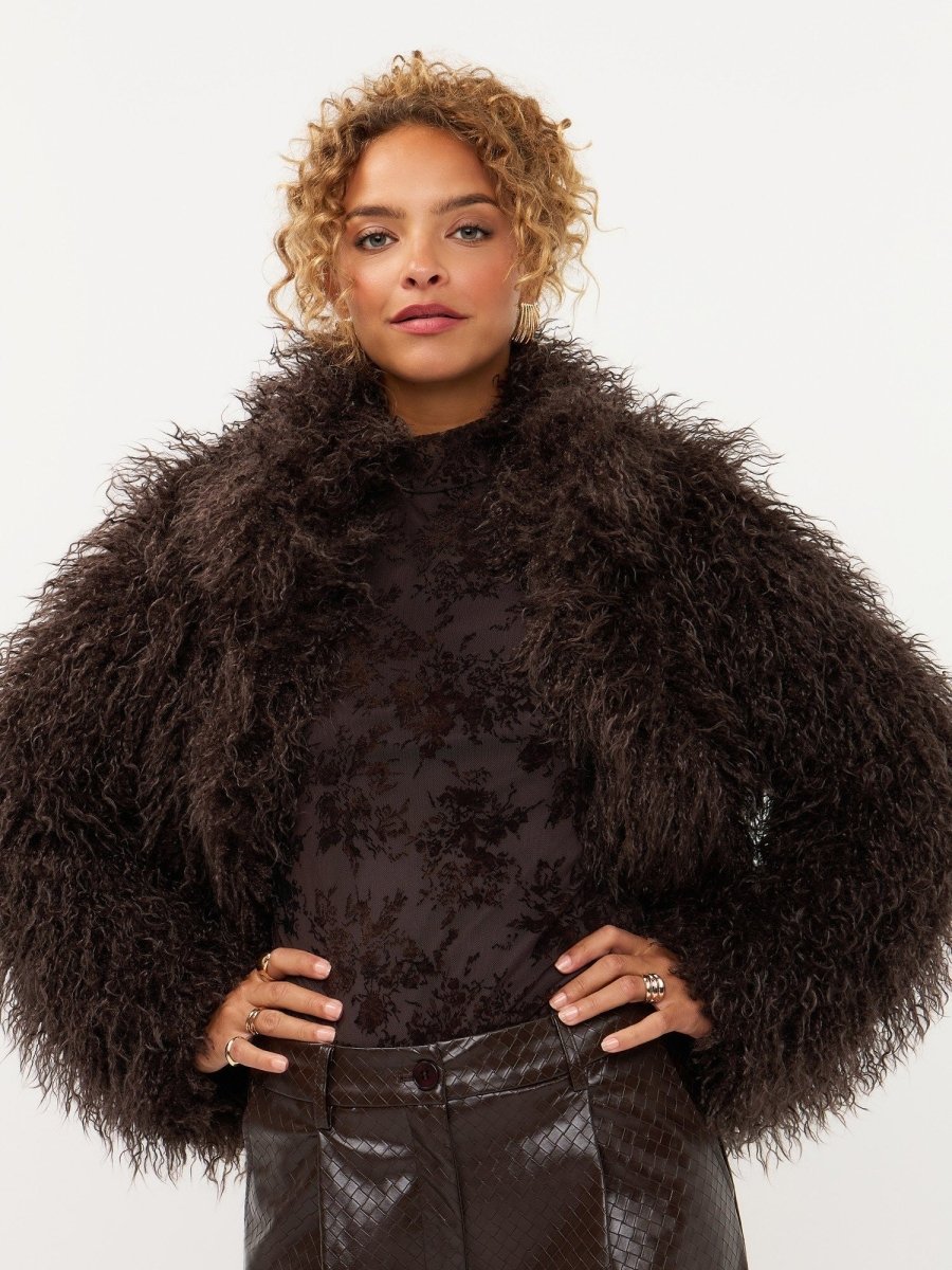 Model in bruine mesh top met fluwelen bloemen Ydence Brandy | Jo&Co Club