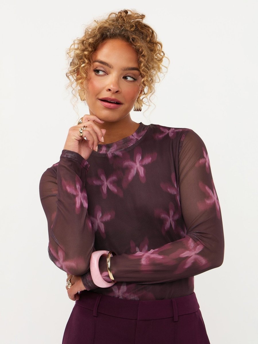 Model in pruimpaarse mesh top met roze bloemen Ydence Willemijn | Jo&Co Club