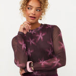 Model in pruimpaarse mesh top met roze bloemen Ydence Willemijn | Jo&Co Club