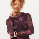Model in pruimpaarse mesh top met roze bloemen Ydence Willemijn | Jo&Co Club