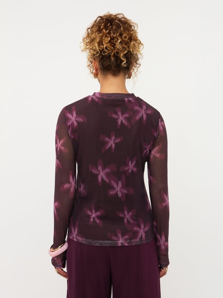 Model in pruimpaarse mesh top met roze bloemen Ydence Willemijn | Jo&Co Club