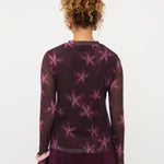 Model in pruimpaarse mesh top met roze bloemen Ydence Willemijn | Jo&Co Club